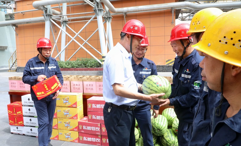 送清涼 聚合力 解難題 鼓干勁——張超暉走進(jìn)基層慰問(wèn)一線職工并調(diào)研指導(dǎo)工作