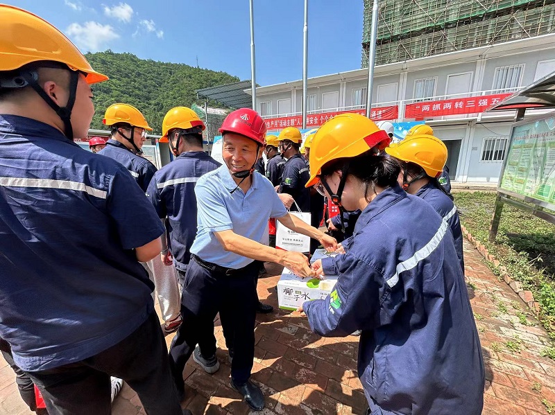 三伏送清涼，高溫不服“暑”——王琦走進(jìn)基層慰問一線職工并調(diào)研指導(dǎo)工作